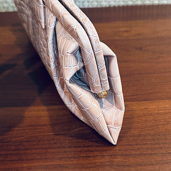 🌟HP🌟NWOT La Regale Taupe Vinyl Crocodile Convertible Clutch Evening Bag - Picture 9 of 10